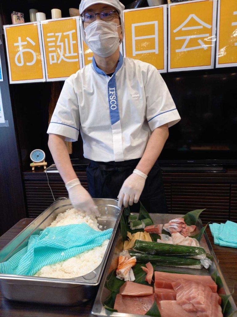 寿司を準備する厨房スタッフ
